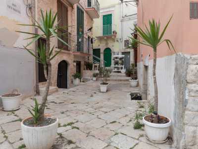 ...per giungere al Muro di Porta Robustina: una strada che si inerpica seguendo il tracciato dell�antica cinta muraria cittadina
